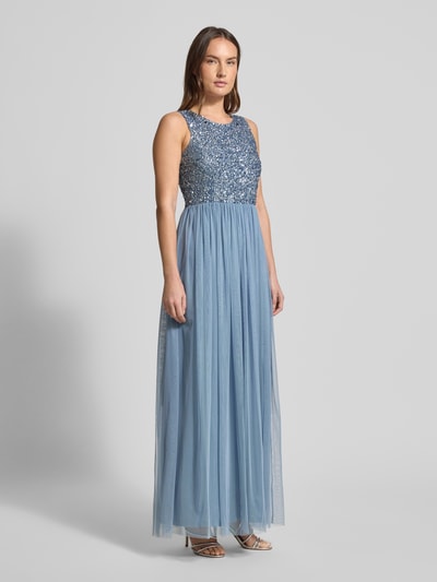 Kobiece model prezentuje Sukienka wieczorowa z cekinowym obszyciem od Lace & Beads w błękitnych odcieniach, lekki materiał, szerokie ramiączka, okrągły dekolt, podszewka, długość tyłu 155 cm, szerokość klatki piersiowej 33 cm, zapięcie na haftkę i wszyty zamek, fason lekko taliowany, pełny widok z przodu.
