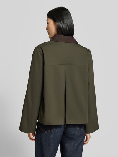 Männermodel trägt olivgrünen bluzon z wykładanym kołnierzem Regular Fit Blouson mit Umlegekragen Modell 'CHELSEAPOPPY' von VERO MODA, damska bomberka, Ganzkörperansicht Rückansicht
