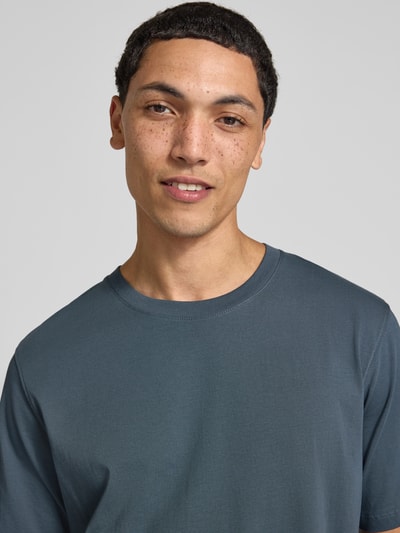Männermodel trägt T-Shirt mit Rundhalsausschnitt Modell 'ORGANIC' von JACK & JONES, reine Baumwolle, Nahaufnahme Oberkörper.
