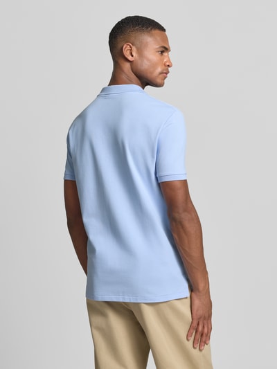 Męski model nosi Slim Fit Poloshirt aus Baumwoll-Mix von Polo Ralph Lauren, efekt: jednolity kolor, krótkie rękawy, mieszanka bawełny, pika, detal z logo, kołnierzyk polo, dekolt w serek, bez zapięcia, zakończenia rękawów prążkowane, wykończenie z rozcięciami bocznymi, asymetryczny dół, cały widok sylwetki z tyłu.