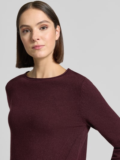 Frauenmodel trägt Regular Fit Pullover aus Schurwoll-Kaschmir-Mix Modell 'Lisa' von Brax in dunklem Bordeauxrot, glatte Textur, Nahaufnahme Oberkörper, Damen Pullover von Brax.