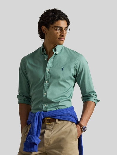 Męski model nosi Regular Fit Freizeithemd aus reiner Baumwolle od Polo Ralph Lauren, efekt: jednolity kolor, krój regular fit, kołnierzyk typu button down, listwa guzikowa na całej długości, wyhaftowane logo, zapięcie na pojedyncze guziki, długi rękaw zakończony sportowym mankietem, splot twill, materiał: bawełna, całkowity widok z przodu.