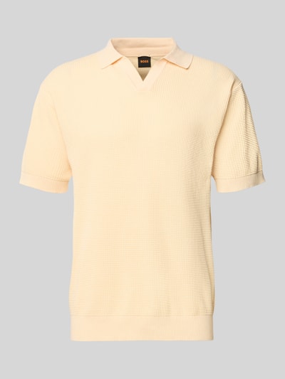 Produktfoto, Regular Fit Poloshirt aus reiner Baumwolle Modell 'KOCELLO' von BOSS Orange in Optik: Unifarben mit Struktur, Label-Patch, Polokragen, V-Ausschnitt, Kurzarm, gerippte Abschlüsse, Strick, beige Farbtöne