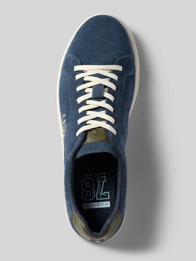 Produktfoto, blauer Sneaker aus beschichtetem Leder Modell 'Powder' von bugatti mit abgerundeter Form, Schnürung und strukturierter Sohle, Label- und Logo-Details sichtbar, Herrenschuh mit 3 cm Absatz, Schafthöhe 8 cm, Schaftweite 10 cm bei Größe 44.