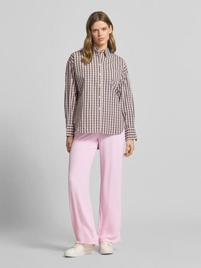 Frauenmodel trägt Loose Fit Jogpants mit elastischem Bund und Kordelzug von JJXX in Rosa, seitliche Eingrifftaschen, Lockerer-Schnitt, Ganzkörperansicht von vorne. Bundweite bei Größe S/32: 38 cm, Innenbeinlänge bei Größe S/32: 84 cm.