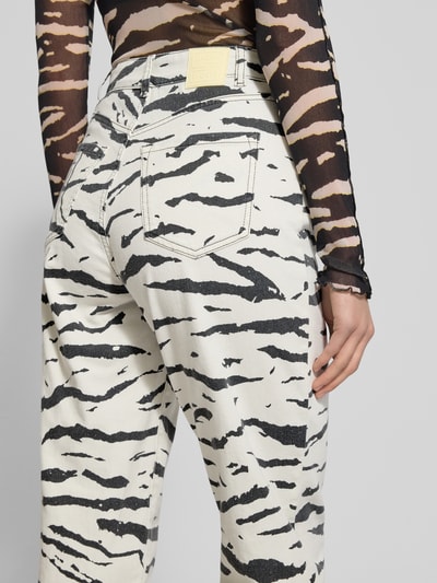 Frauenmodel trägt Jeans mit 5-Pocket-Design von Marc Cain im Baumwoll-Elasthan-Mix, gerader Schnitt, schwarz-weiß gemustert, Detailaufnahme Rückansicht.