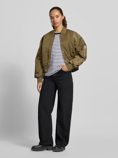 Frauenmodel trägt Regular Fit Langarmshirt aus reiner Baumwolle Modell 'ESSENTIAL' von Selected Femme, Damen, Ganzkörperansicht von vorne.
