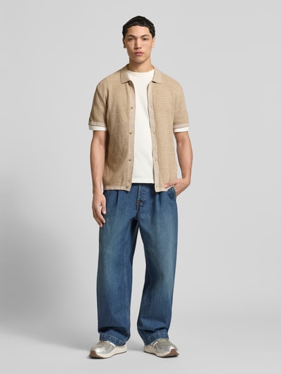 Männermodel trägt Regular Fit Freizeithemd mit Polokragen und Knopfleiste von Jack & Jones, Baumwoll-Mix, beige, Ganzkörperansicht von vorne. Modell 'GEORGE', Rückenlänge 69 cm, Schulterbreite 43 cm, Ärmellänge 23 cm.