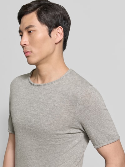 Männermodel trägt Slim Fit T-Shirt mit Rundhalsausschnitt Modell 'Sonoma' von American Vintage, reine Baumwolle, grauer Ton, Nahaufnahme Oberkörper.