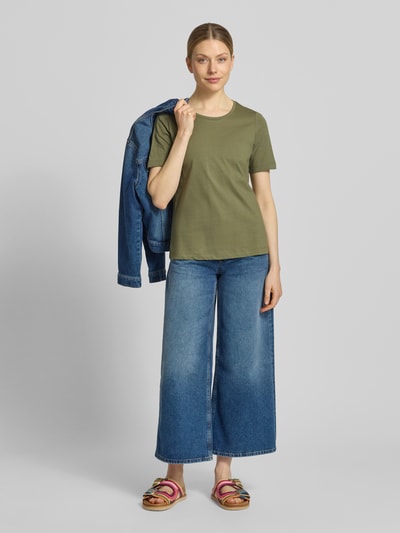 Frauenmodel trägt T-Shirt mit Rundhalsausschnitt von Christian Berg Woman in Olivgrün, Reine Baumwolle, Regular-Fit, 1/2-Arm, kombiniert mit Jeans; Rückenlänge bei Größe S: 60 cm, Ganzkörperansicht von vorne.