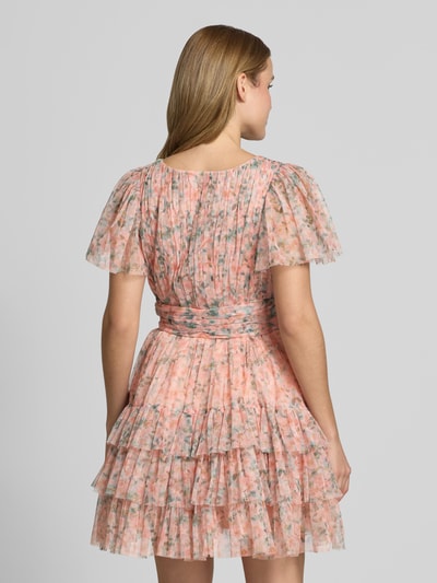 Frauenmodel trägt Cocktailkleid im Stufen-Look mit Taillenband von LACE & BEADS aus Mesh, taillierte Passform, Minikleid, V-Ausschnitt, Drapierungen, florales Muster, zarte Farben, Rückenlänge 83 cm, Brustweite 36 cm, Ärmellänge 23 cm, Ganzkörperansicht Rückansicht.