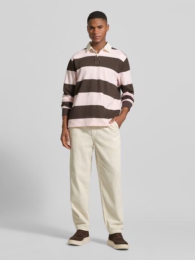 Männermodel trägt Straight Fit Cordhose aus reiner Baumwolle Modell 'Padow' von American Vintage, samtartiger Cord, Ganzkörperansicht von vorne.