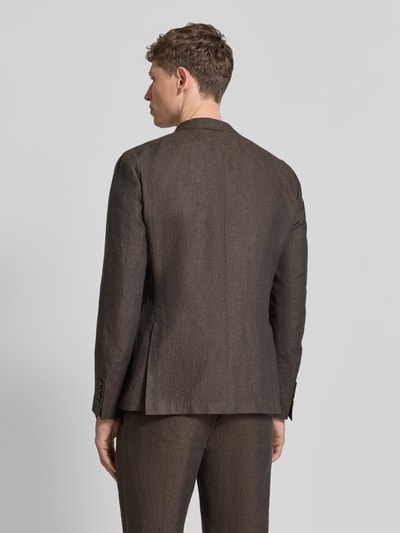 Männermodel trägt Slim Fit 2-Knopf-Sakko aus Leinen Modell 'Hoverest' von JOOP! Collection in Braunton, strukturierte Oberfläche, Ganzkörperansicht Rückansicht. Reines Leinen, Reverskragen, aufgesetzte Taschen, Rückenlänge 73 cm, Schulterbreite 49 cm, Ärmellänge 65 cm.