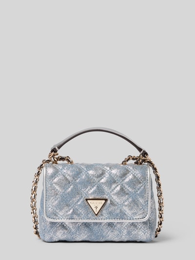 Produktfoto, Shoulder Bag mit Logo-Applikation Modell 'Giully' von Guess, z efektem pikowania, główna przegroda z klapką, uchwyt, pasek na ramię z łańcuszka, zapięcie na magnes, kieszeń zapinana na zamek błyskawiczny w środku, efekt łańcuszka, szerokość w rozmiarze 1: 17 cm, długość w rozmiarze 1: 14 cm, głębokość w rozmiarze 1: 6 cm, długość paska na ramię w rozmiarze 1: 120 cm, srebrno-niebieskie odcienie, delikatna faktura, prostokątny kształt