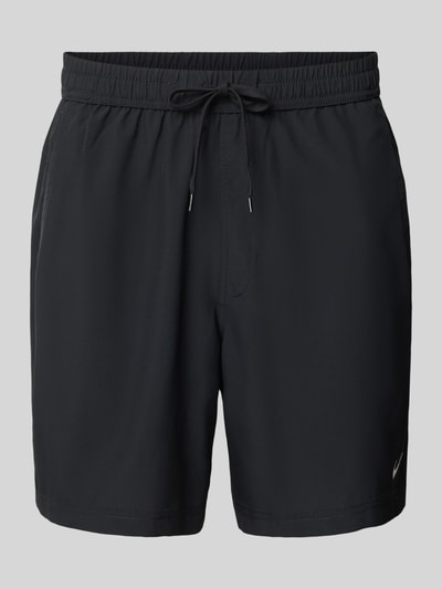 Produktfoto, Shorts met logo-print en steekzakken van NIKE TRAINING in recht model, elastische band met trekkoord, zwarte stof