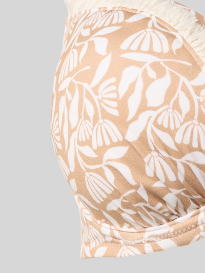 Frauenmodel trägt Bikini-Oberteil im Allover-Look Modell 'COASTAL BOHEMIA' von WATERCULT, Material-Mix mit Stretch-Anteil, Schaumschale, beige-weißes florales Muster, körpernahe Passform, Nahaufnahme Oberkörper.