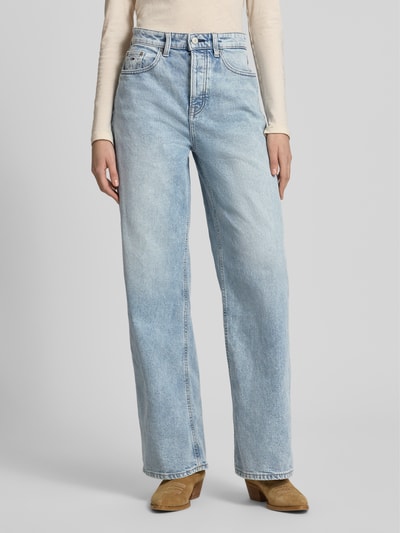 Vrouwenmodel draagt Wide Leg Jeans aus Baumwoll-Mix van Tommy Jeans in lichtblauwe denimlook met 5-pocket-design, high waist, label patch, knoopsluiting, riemlussen, katoenmixmateriaal, ganzkörperaanzicht van voren.