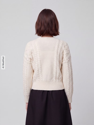 Vrouwenmodel draagt Regular fit pullover van pure scheerwol model 'ALBEN' van Weekend Max Mara, crème, kabelpatroon, Dames pullover, volledig zicht achterkant, KI-modificeerd beeld.