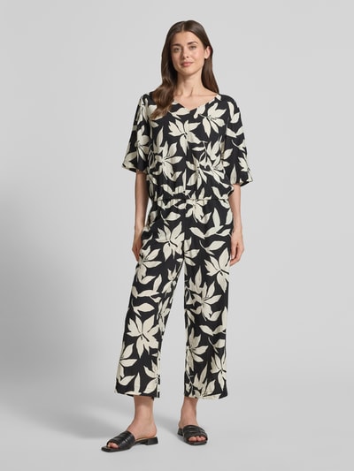 Frauenmodel trägt Relaxed Fit Blusentop aus Viskose-Mix von s.Oliver RED LABEL mit floralem Allover-Muster, Satin-Textur, Ganzkörperansicht von vorne.