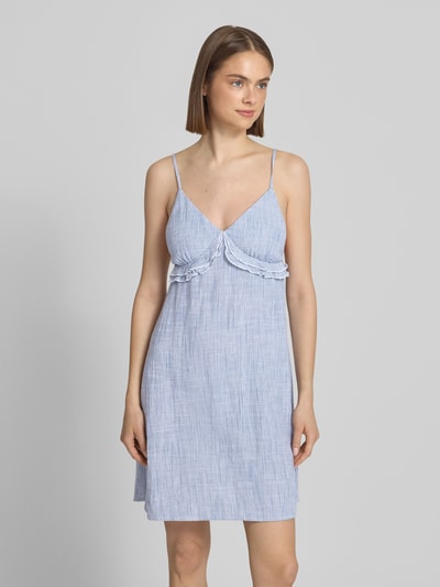 Frauenmodel trägt Ausgestelltes Freizeitkleid aus Viskose-Leinen-Mix Modell 'SIESTA MW' von Only in gestreifter Two-Tone-Optik, Mini-Länge, tiefer V-Ausschnitt, Spaghettiträger, Flammgarn-Textur, Ganzkörperansicht von vorne.