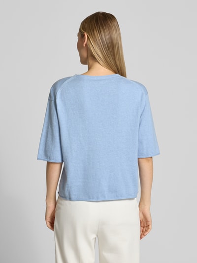 Frauenmodel trägt Oversized Pullover aus Baumwoll-Kaschmir-Mix von Tom Tailor, Optik: Unifarben, Passform: Oversized, Strick, Ganzkörperansicht Rückansicht.