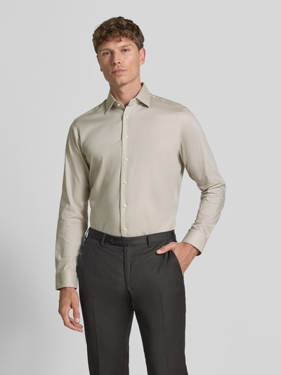 Männermodel trägt Regular Fit Business-Hemd mit Kentkragen van Christian Berg Men in beige van puur katoen, met lange mouwen, knoopsluiting, ruglengte 78 cm, schouderbreedte 45 cm, mouwlengte 65 cm, vooraanzicht bovenlichaam