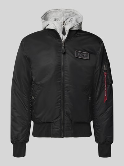 Produktfoto, Jacke mit Reißverschlusstasche am Ärmel von Alpha Industries in Schwarz, reguläre Passform, gerippte Abschlüsse, graue Kapuze, Reißverschluss, Label-Patch, strukturierte Oberfläche.