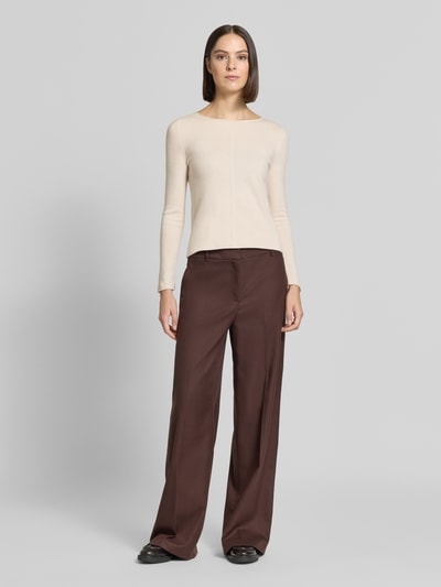 Modelka kobieca nosi Regular Fit Strickpullover aus reinem Kaschmir von Christian Berg Woman, beżowy, ozdobny szew, długi rękaw, okrągły dekolt, długość tyłu w rozmiarze S 53 cm, długość rękawów w rozmiarze S 63 cm, widok całej sylwetki z przodu.