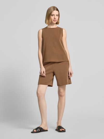 Frauenmodel trägt Top aus Modal-Mix Modell 'Scuba' von Rich & Royal in Braun, Regular Fit, Rundhalsausschnitt, Ganzkörperansicht von vorne.