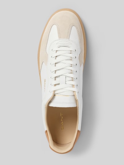 Produktfoto, Sneaker aus echtem Leder mit Logo-Detail Modell 'Cuzmo' von Gant in Weiß und Beige, abgerundete Form, strukturierte Sohle, Oberansicht, Herren Sneaker.