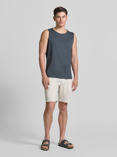 Männermodel trägt Tanktop mit Rundhalsausschnitt und Logo-Print von Lerros aus Reine Baumwolle im Regular-Fit, Rückenlänge 69 cm bei Größe M, dunkles Blau, glatte Textur, Ganzkörperansicht von vorne.