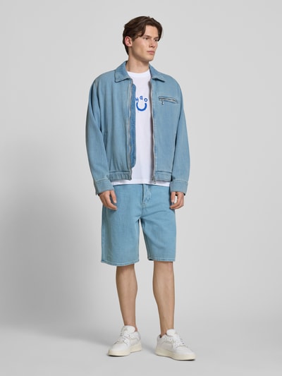 Männermodel trägt Loose Fit Jeansshorts aus reiner Baumwolle Modell 'MASON' von Hugo Blue in hellblauem Denim, Ganzkörperansicht von vorne.