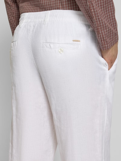 Männermodel trägt Leinenhose mit Eingrifftaschen Modell 'KARL LAWRENCE' von Jack & Jones Premium, weiß, strukturierte Oberfläche, Detailaufnahme Rückansicht. Herren, Reines Leinen, Straight Fit, Elastischer Bund, Knopf- und Reißverschluss, Französische Eingrifftaschen, Gesäßleistentaschen, Bundweite 42 cm, Innenbeinlänge 75 cm.