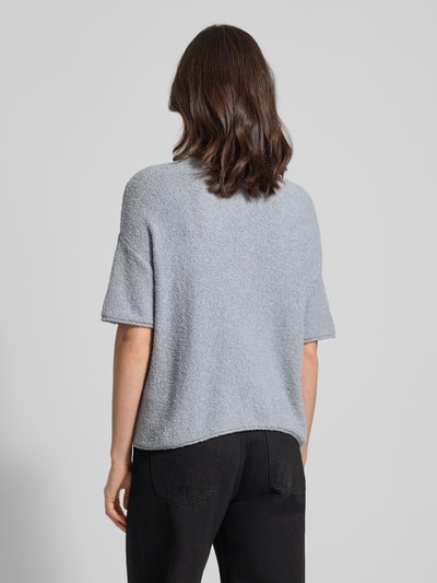Vrouwenmodel draagt Boxy Fit Pullover uit katoenmix-frotté van Marc O'Polo, effen, korte mouw, rolzoom, rugaanzicht, damestrui.