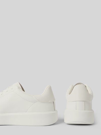 Produktfoto, Sneaker mit Label-Detail Modell 'BUCK' von Blauer USA, weißer Leder-Mix, abgerundete Spitze, strukturierte Sohle, Kontext: Herren Sneaker, Schnürverschluss, Absatzhöhe 4 cm, Schafthöhe 8 cm, Schaftweite 9 cm.