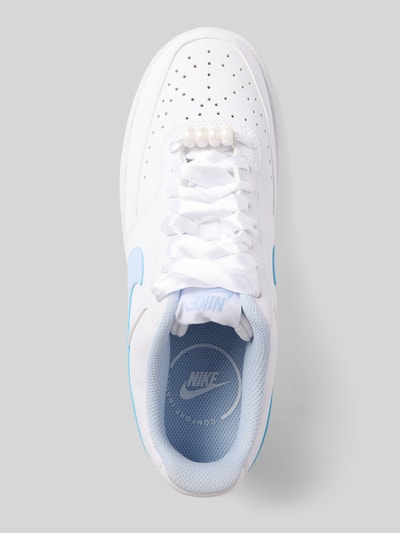 Produktfoto, Sneaker mit Perlenbesatz Modell 'Air Force 1' von Nike in Weiß mit Label-Applikation, strukturierter Sohle, abgerundete Form, Schnürverschluss, Absatzhöhe 3 cm, Schafthöhe 7 cm, Schaftweite 9 cm, Damen Sneaker