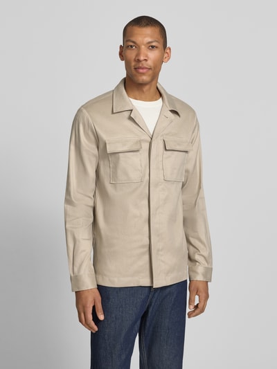 Männermodel trägt Regular Fit Hemdjacke aus Leinen-Mix mit Brusttaschen von Profuomo, beige, dezente Struktur, Ganzkörperansicht von vorne.