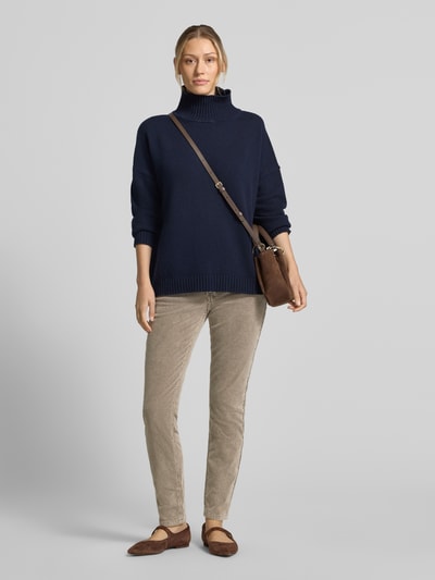 Frauenmodel trägt Slim Fit Cordhose aus Baumwoll-Mix von Buena Vista in Beige mit feiner Rillenstruktur, Ganzkörperansicht von vorne.