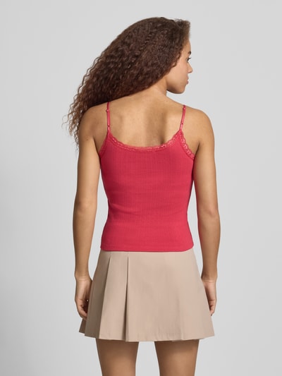 Frauenmodel trägt Slim Fit Top mit Spitzenbesatz von REVIEW in Rot mit Spaghettiträgern, strukturierter Baumwolle und Zierschleifen; Ganzkörperansicht Rückansicht.