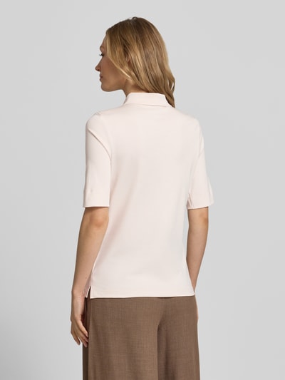 Frauenmodel trägt Slim Fit Poloshirt mit Knopfleiste und 1/2-Arm von Christian Berg Woman aus Reine Baumwolle, Rückansicht, Rückenlänge bei Größe 36: 61 cm.
