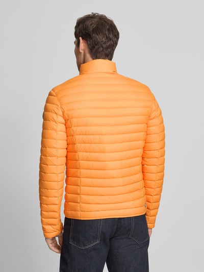 Männermodel trägt Steppjacke mit Zweiwege-Reißverschluss von Colmar Originals in Orange, Regular-Fit, Stehkragen, Eingrifftaschen, Ganzkörperansicht Rückansicht