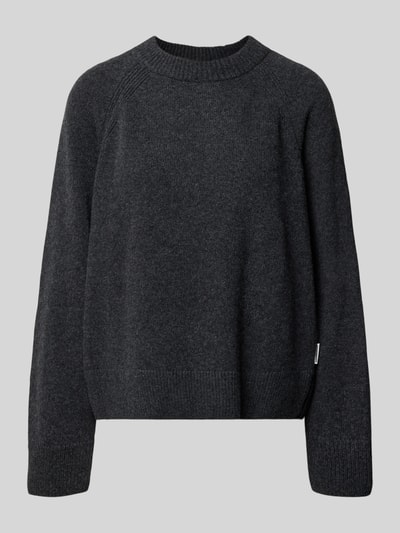 Produktfoto, ciemnoszary sweter wełniany o luźnym kroju, jednolita tekstura, Loose Fit Pullover aus reiner Wolle od armedangels, kontekst: damski sweter