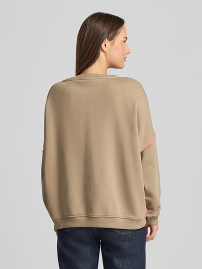 Frauenmodel trägt Oversized Sweatshirt mit gerippten Abschlüssen von miss goodlife aus reiner Baumwolle, Ganzkörperansicht Rückansicht.
