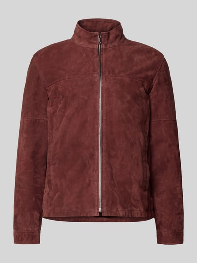 Produktfoto, Regular Fit Lederjacke aus echtem Ziegenvelours Modell 'JIMMY-S' von Strellson in unifarbener Optik mit Stehkragen und Reißverschluss, braune Farbfläche, samtige Velours-Textur, sichtbare Nähte, langarm, seitliche Eingrifftaschen und Napoleontasche