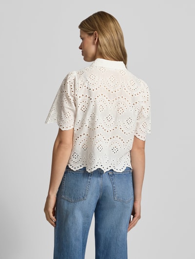 Frauenmodel trägt Loose Fit Bluse mit Lochstickerei Modell 'VALAIS' von Only aus weißer Baumwolle, unifarben, Rückansicht.