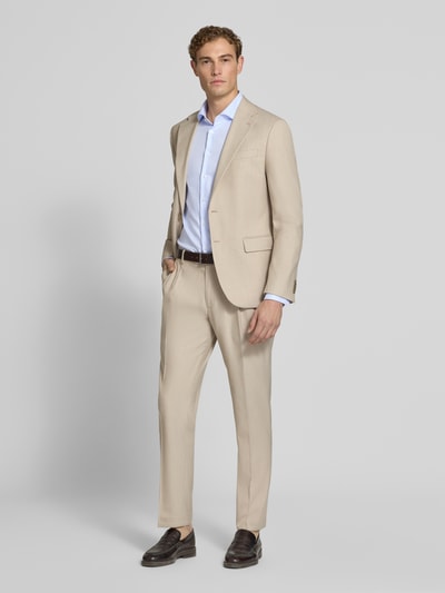 Męski model nosi Regular Fit Businesshemd aus reiner Baumwolle Modell 'Spread Kent' von Seidensticker, jasnoniebieski, kołnierzyk typu kent, listwa guzikowa, krój regular fit, długość tyłu w rozmiarze 40: 72 cm, szerokość w rozmiarze 40: 48 cm, długość rękawów w rozmiarze 40: 67 cm, gładka tkanina, widok całej sylwetki z przodu.