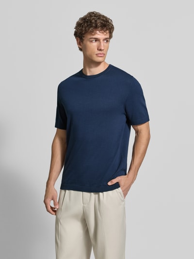 Männermodel trägt Regular Fit T-shirt aus reiner biologisch katoen model 'TORINO' van SELECTED HOMME, look: effen, ronde hals, fijngebreid, korte mouw, Nahaufnahme Oberkörper