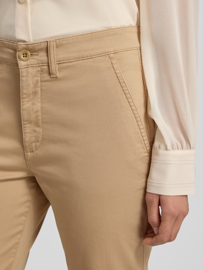 Frauenmodel trägt Slim Fit Hose in verkürzter Passform Modell 'GABBY' von Lauren Ralph Lauren, Baumwoll-Elasthan-Mix, Nahaufnahme Oberkörper.