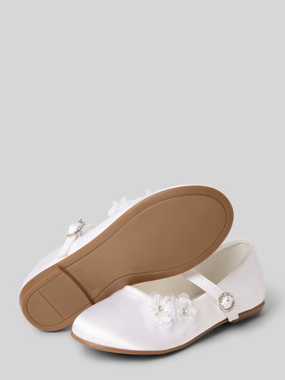 Produktfoto, Ballerina mit Dornschließe von DANAMADE, weißer Schuh mit Zierbesatz, strukturierter brauner Sohle, abgerundete Spitze