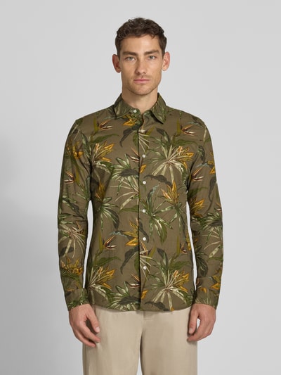 Männermodel trägt Regular Fit Freizeithemd aus Leinen-Baumwoll-Mix mit Kentkragen von MCNEAL im Allover-Look, Ganzkörperansicht von vorne. Rückenlänge bei Größe M: 76 cm, Schulterbreite: 47 cm, Ärmellänge: 66 cm